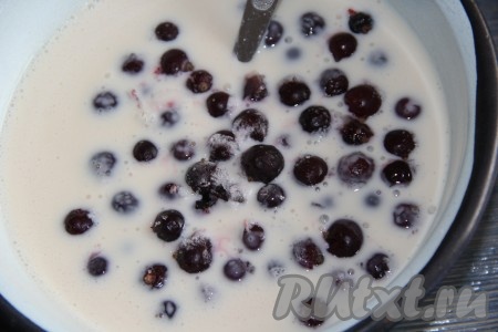 Затем добавить ягоды в ряженку. Я не размораживала ягоды.