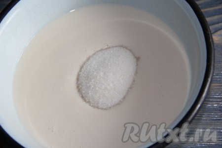 В ряженку добавить сахар и перемешать. Оставить ряженку до полного растворения сахара.