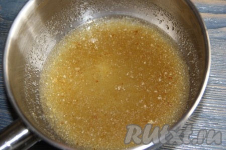 Желатин залить холодной водой и оставить на 20 минут.