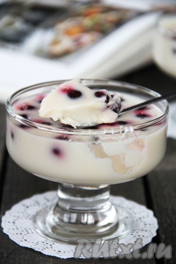 Подать готовое желе из ряженки к столу. Нежный и просто тающий десерт понравится и маленьким, и взрослым.
