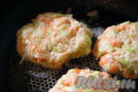 На разогретую сковороду налить немного растительного масла. С помощью столовой ложки выкладывать овощную массу на сковороду. Также можете сформировать драники руками в виде приплюснутых округлых котлеток. Жарить драники из кабачков, картофеля и моркови до румяности на очень медленном огне с двух сторон, чтобы они хорошенько прожарились и не остались сырыми.