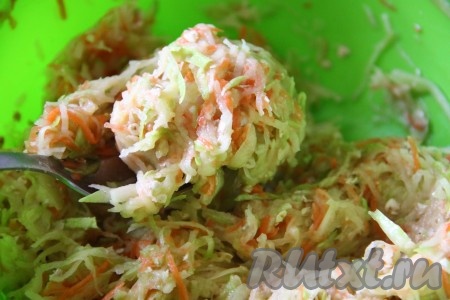 Добавить соль, чёрный молотый перец, яйцо и 1 столовую ложку муки, перемешать. Масса для приготовления драников должна получиться густой, как а фото, из неё должно быть легко лепить руками драники. Если необходимо, то добавьте ещё одну столовую ложку муки.