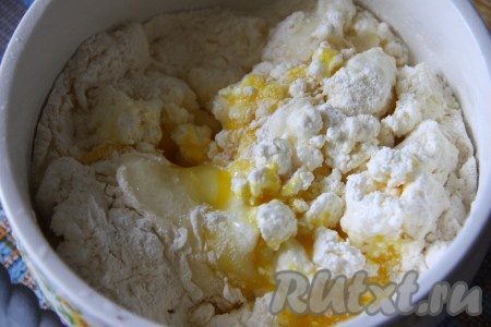 Добавить сахар, соль и муку.