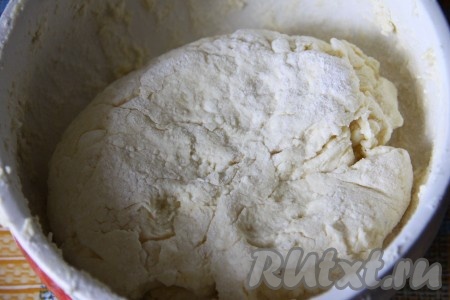 Замесить мягкое тесто. Тесто для ленивых вареников будет слегка липнуть к рукам. Много муки в тесто старайтесь не добавлять, используйте, при необходимости, небольшое количество муки для формирования вареников.
