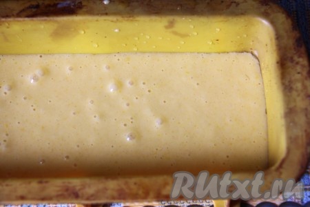 Выливаем тесто в форму, пригодную для приготовления в микроволновой печи. Лучше всего подойдет силиконовая форма или форма из прочного стекла, последнюю надо будет смазать маслом, чтобы бисквит не пристал к стенкам формы. Тесто должно заполнять не больше половины объёма формы, так как оно сильно поднимается в процессе запекания в микроволновой печи.
