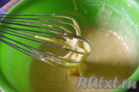 Первым делом приготовим тесто для бисквита. Яйца взбиваем с сахаром до однородной массы, затем добавляем сгущенку, мягкое сливочное масло, муку и разрыхлитель. Все перемешиваем до однородного состояния. Тесто получается по консистенции, как жидкая сметана.