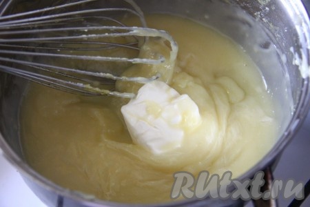 Пока наш бисквит в микроволновке, мы займемся приготовлением крема для нашего тортика. Соединяем воду, муку, сгущенку, яйцо и сахар, перемешиваем и отправляем массу на огонь, варим при постоянном помешивании на медленном огне до загустения (примерно, 5-7 минут). Когда крем загустеет, выключаем огонь. Добавляем сливочное масло, перемешиваем и наш заварной крем готов.
