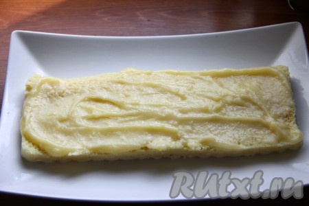 Каждый корж пропитываем пропиткой и смазываем заварным кремом.
