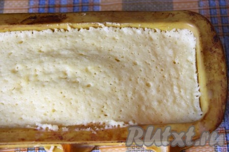 Отправляем в микроволновку и выпекаем 5,5 минут при мощности 900 Ватт или 6,5 минут при мощности 800 Ватт. После приготовления оставляем бисквит в закрытой микроволновке еще на 2 минуты. "Отдохнувший" бисквит разрезаем на 3-4 коржа.
