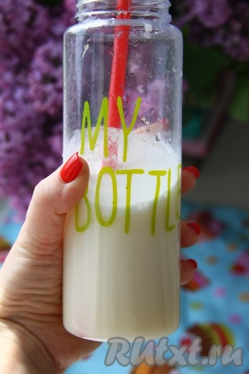 Пропитка для бисквитных коржей может быть любая, но этот тортик вкусен даже и без пропитки. Я использовала в качестве пропитки свой любимый бразильский коктейль - он освежающий, в меру сладкий и с прекрасным ароматом цитрусов. Для приготовления пропитки смешиваем воду со&nbsp;сгущенкой, сахаром и лимоном, взбиваем в блендере, затем процеживаем полученную массу через сито. Наша пропитка готова.
