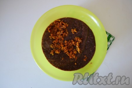 Добавить по вкусу соль и молотый черный перец. 