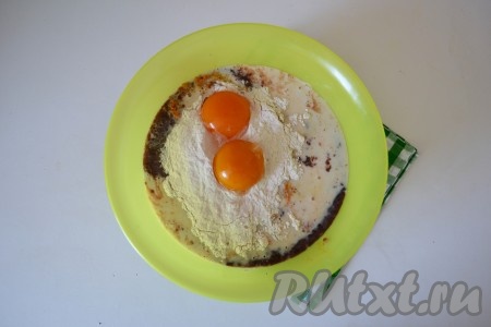 Яичные желтки отделить от белков. Желтки добавить к остальным ингредиентам.
