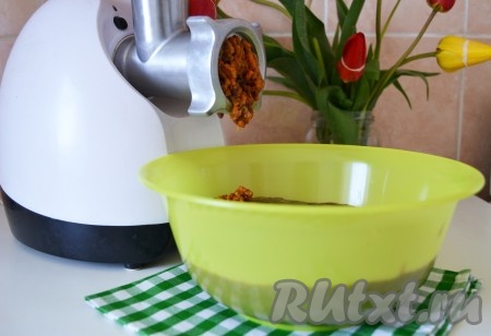 Обжаренные лук и морковь пропустить через мясорубку и соединить с печенью.
