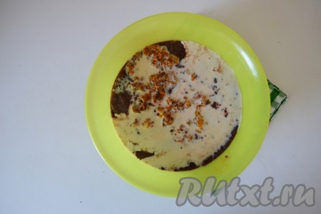 Влить молоко. 