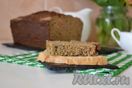 Такое печеночное суфле, приготовленное в духовке, получается очень вкусным и нежным. Прекрасно сочетается с картофелем, крупяными кашами и свежими овощами. Можно использовать для приготовления бутербродов. Удобно брать в ланч-боксе на работу, в дорогу или пикник.