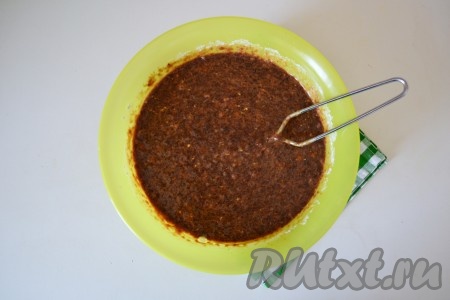 Тщательно перемешать всю массу. Масса получится достаточно густой.
