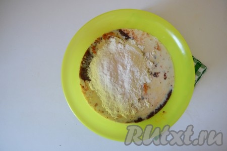 Всыпать просеянную муку.