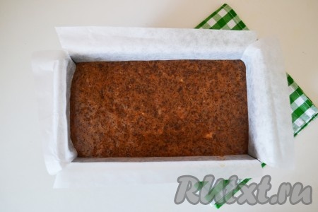 Форму для запекания застелить пекарской бумагой или смазать растительным маслом и посыпать манной крупой. Влить в неё печеночную массу и отправить в разогретую духовку.
