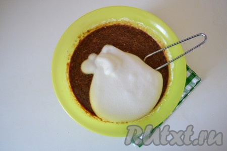 С помощью миксера взбить белки с щепоткой соли в пышную массу. Добавить взбитые белки к печеночной массе.
