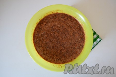 Не спеша, аккуратно перемешать массу с помощью ложки или силиконовой лопатки.
