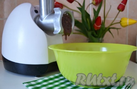 С помощью мясорубки перемолоть печень. 