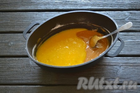 Яично-масляную массу влить в кастрюлю со смесью сахара и муки.
