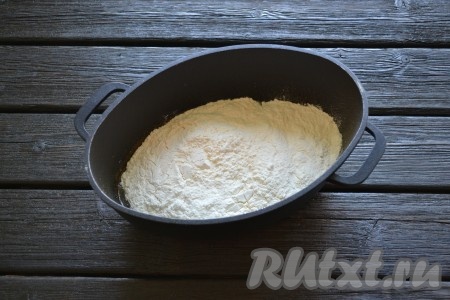 Снять кастрюлю с огня и всыпать 180 грамм муки. Тщательно все перемешать. Мука должна полностью разойтись и не оставить комочков. 