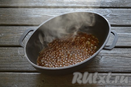 Снять кастрюлю с огня и влить 100 мл кипящей воды. 