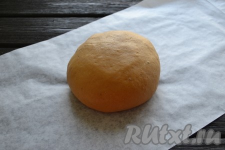 Замесить упругое тесто. Оно не будет приставать к рукам и станет покладистым. 
