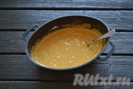 После каждого добавления муки, тщательно перемешивать. Тесто тогда будет особенно нежным и покладистым.