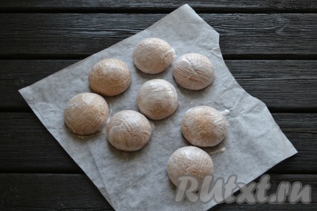 Белковой глазурью смазать каждый пряник. Перед смазыванием пряники должны полностью остыть. Оставить их на 30 минут, чтобы глазурь успела высохнуть.&nbsp;
