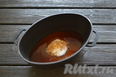 Всыпать в кастрюлю оставшиеся 350 грамм&nbsp;сахара и специи, вернуть на небольшой огонь. Помешивать до полного растворения сахара. Масса не должна кипеть.
