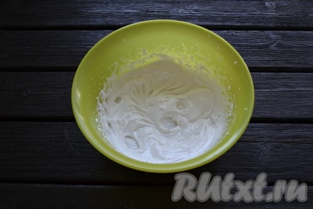 Для приготовления глазури необходимо аккуратно разделить яйцо на белок и желток так, чтобы к белку не попала даже капелька желтка, иначе взбить в крутую пену не получится. С помощью миксера взбить белок в пышную массу и всыпать сахарную пудру. Продолжать взбивать до стойких пиков (это займет 5-7 минут). Затем влить столовую ложку холодной воды и размешать до однородности. Если масса останется густой - добавьте еще одну ложку воды.
