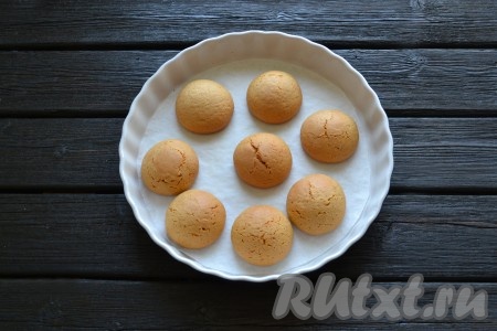 Выпекать в разогретой духовке 15 минут при температуре 220 градусов.
