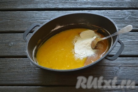 И сразу же всыпать разрыхлитель, соду, лимонную кислоту и частями начать вводить оставшиеся 300 грамм муки.