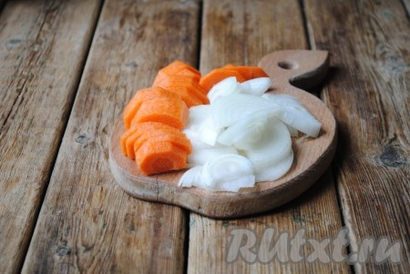 Лук и морковь очистить. Морковку нарезать кусочками, лук - полукольцами.&nbsp;
