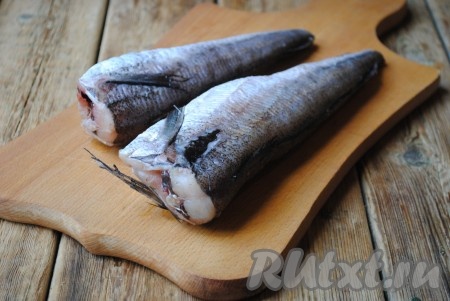Подготовить рыбу. Замороженную рыбу нужно разморозить. Почистить рыбу, отрезать плавники и хорошо вымыть.