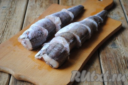 Подготовленную рыбку нарезать на порционные кусочки.
