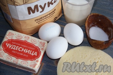 Подготовить продукты для приготовления теста для сырных вафель.
