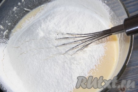 Перемешать массу, добавить молоко. Затем добавить просеянную муку и соль, перемешать получившееся тесто.  