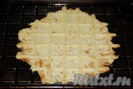 Выпекать сырные вафли до золотистого цвета.