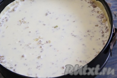 Вылить заливку поверх начинки.
