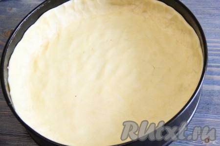 Тесто достать из холодильника, выложить в форму (форму предварительно можно смазать маслом) и сформировать бортики. Я использовала разъёмную форму диаметром 28 см.
