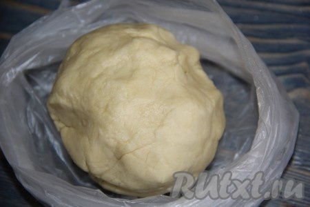 Замесить нежное,&nbsp;мягкое тесто, не липнущее к рукам. Убрать тесто в пакет и отправить в холодильник на 30 минут.
