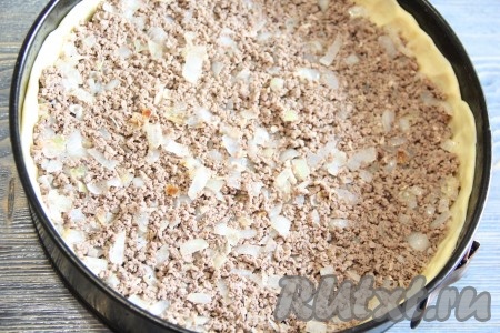 Выложить на тесто начинку и разровнять.
