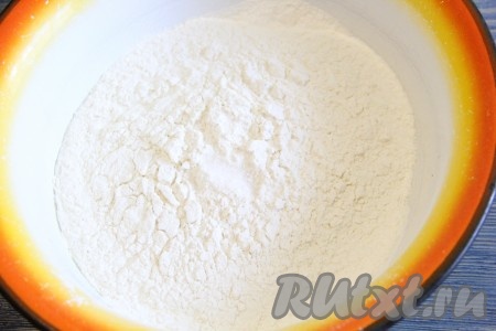 В глубокую миску просеять муку, всыпать соль, перемешать.
