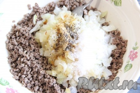 Соединить измельченные куриные сердечки с луком, добавить соль и специи, хорошо перемешать и начинка для пирога готова.
