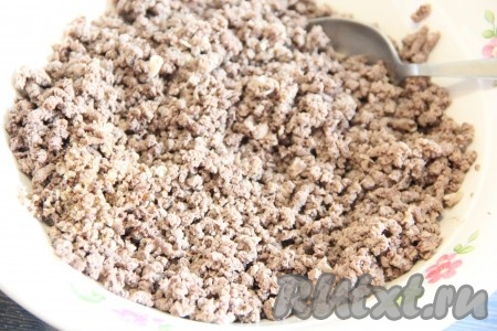 Вареные куриные сердечки пропустить через мясорубку.
