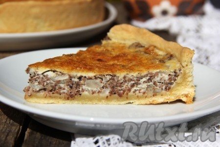 Посмотрите, каким красивым получается в разрезе пирог с начинкой из куриных сердечек. Очень вкусный и нежный, всем советую!
