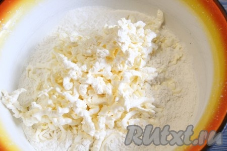 Сметану и маргарин, натертый на крупной тёрке или порубленный на кусочки, добавить в смесь муки и соли.
